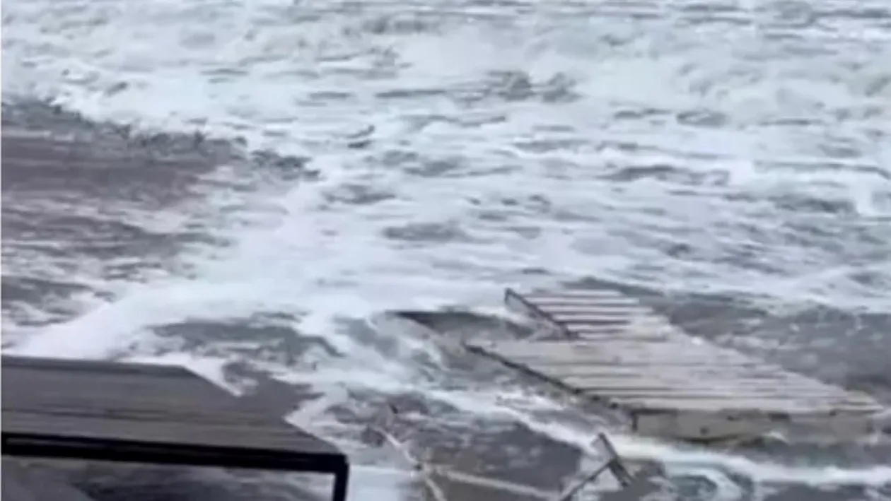 Furtuna a făcut haos în Vama Veche! Umbrele și șezlonguri luate de vânt, iar codul portocaliu de vreme rea e în vigoare!