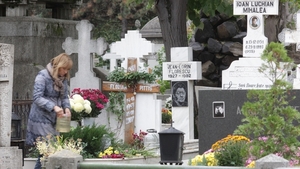 Imagini emotionante cu vaduva maestrului Florian Pittis la mormantul din cimitirul Bellu!