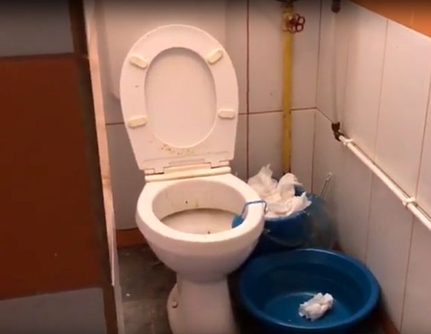 După ce vei vedea asta, nu vei mai mânca niciodată! Cum e pregătit, de fapt, porumbul fiert vândut pe plajele de lux din Mamaia