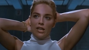 Dezvăluiri uluitoare despre cea mai cunoscută scenă erotică din anii 90. Sharon Stone: „Am fost păcălită să renunț la lenjeria intimă în Basic Instinct”. VIDEO