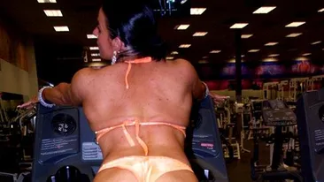 Au apus vremurile cand facea ravagii cu fundul ei! Campioana romanca la fitness a luat proportii dupa ce s-a indopat de sarbatori!