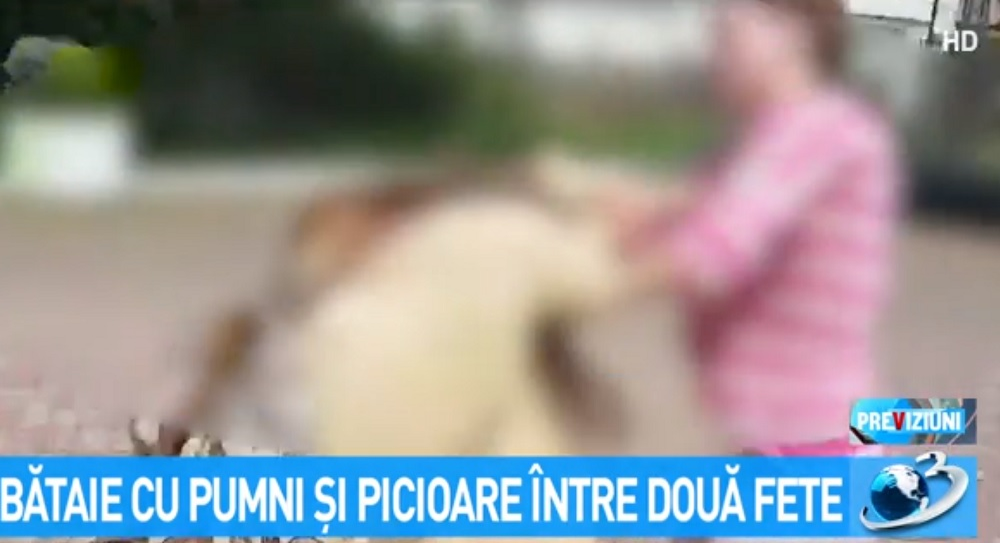 Două adolescente s-au bătut cu pumnii și picioarele într-un parc din Dâmbovița - Captura Antena3