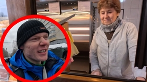 Imagini virale din Piața Obor, cu o vânzătoare de la gogoșărie și un turist din Danemarca. Cum i-a cerut 11 lei în limba engleză. Culmea, nu știa cum se zice la "unsprezece", dar a improvizat