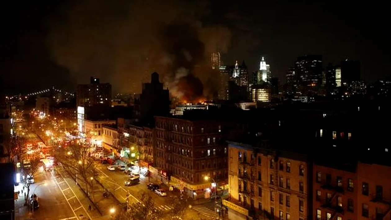 Cel putin 11 persoane au fost ranite intr-un incendiu declansat la New York