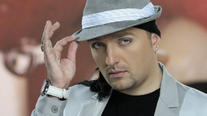 Costi Ionita s-a intors in epoca "Valahia". Vezi in ce hal a putut sa se imbrace cantaretul si in ce salon de cartier a intrat