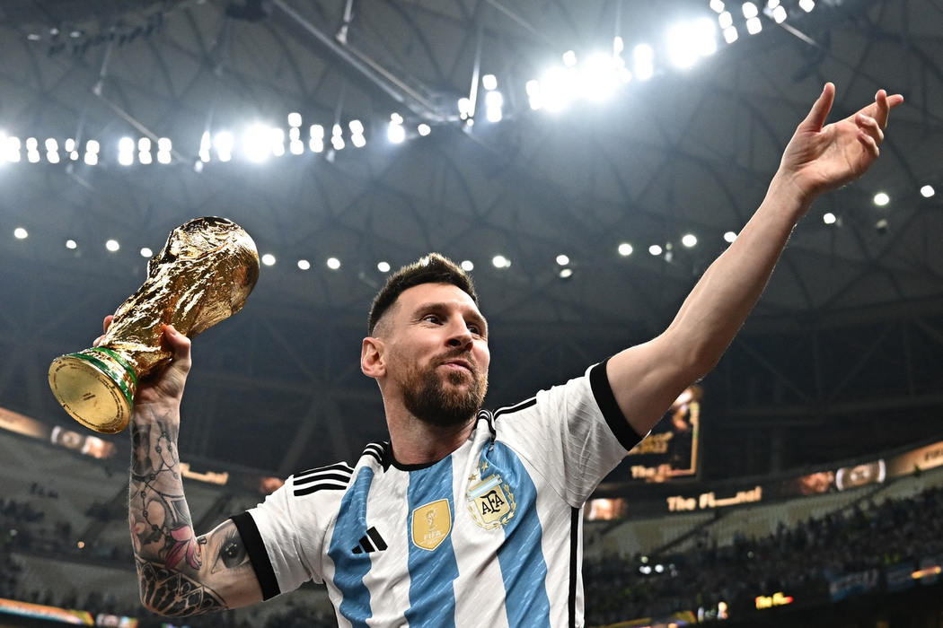 Messi ține Cupa Mondială, sursa-profimedia.ro