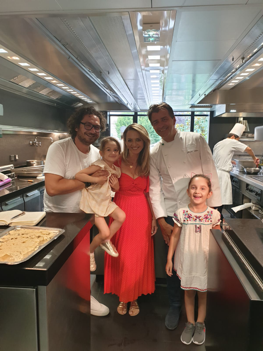 Cartea lansată de chef Florin Dumitrescu,”Românește. Punct și de la capăt”, a ajuns la Paris!