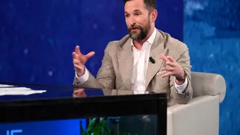 Actorul după care toate româncele suspinau în anii ’90 este schimbat total. Recunoști cine este marea vedetă din imagine?