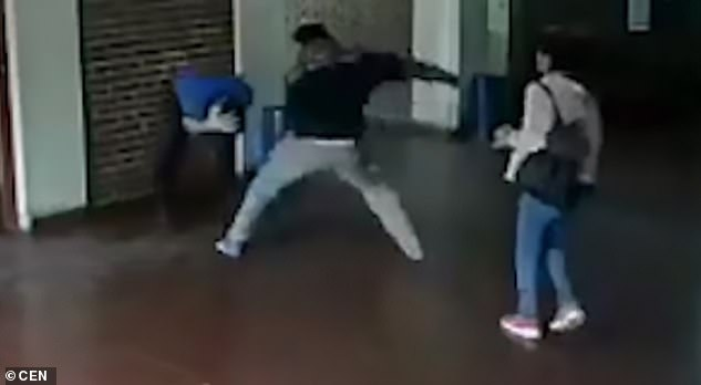 Imagini șocante într-o școală! Un profesor, desfigurat de un părinte pentru că i-ar fi abuzat sexual fiica!