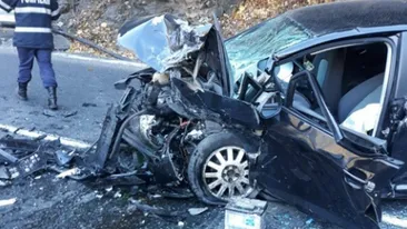 Accident grav pe Valea Oltului! Două mașini s-au ciocnit frontal, iar cinci victime au fost transportate la spital