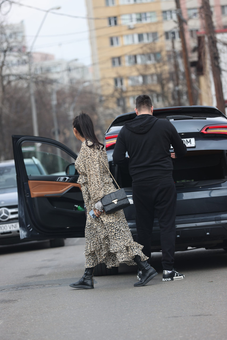 Raluca Pastramă se asigură, înainte de a traversa (Foto: CACNAN.RO)