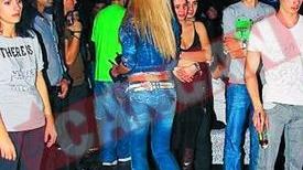 Blonda lui Bote a ramas desculta in club