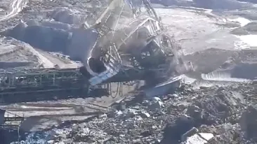 Imagini apocaliptice în Vâlcea. Principalul excavator care scotea cărbune la exploatarea de la Alunu a fost înghițit de pământ