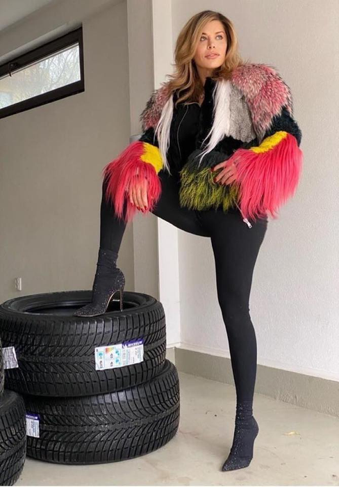 Loredana Groza a comis-o din nou! A apărut fără sutien într-un parc din India