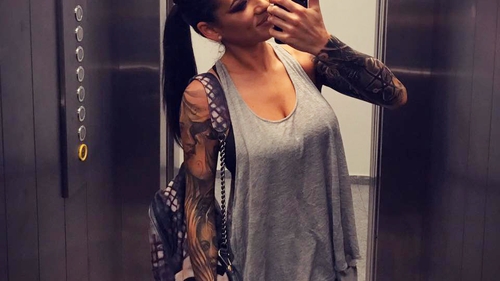 Şoferii au recunoscut-o după tatuajul din zona intimă! Roxana Vancea s-a urcat mai mult dezbrăcată pe motor