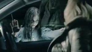 VIDEO INCREDIBIL O reclama sinistra a zguduit Anglia! Fantoma unei fetite bantuie o parcare pentru a face reclama la telefoane mobile!