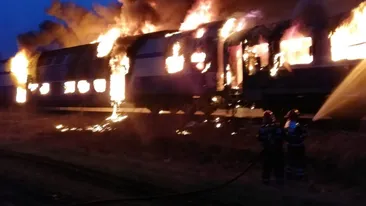Incendiul izbucnit la trenul din Teleorman a fost stins. Șeful garniturii, intoxicat cu fum