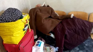Imaginile durerii! O româncă doarme de 30 de zile în sala de așteptare a unei gări din Italia