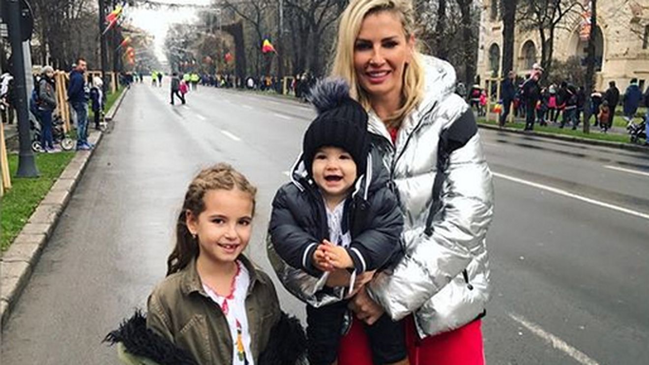 Fiica Andreei Bănică i-a scris o scrisoare lui Moş Nicolae! Cum a reacţionat artista când a văzut ce cadouri îşi doreşte fata ei