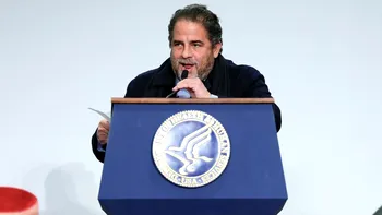 Brett Ratner, regizorul documentarului despre Melania Trump, neagă că ar fi avut legături cu Jeffrey Epstein. Ce arată, însă, imaginile publicate recent