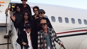 Celebrul actor JOHNNY DEPP, luat cu asalt de "Brigada Secţia 19". Totul s-a întâmplat într-o local de lux din Bucureşti 