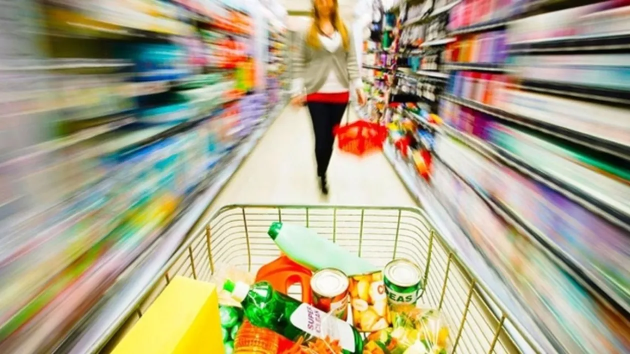 A vrut să plece cu coșul plin din supermarket, fără să plătească! Cu ce au prins-o paznicii