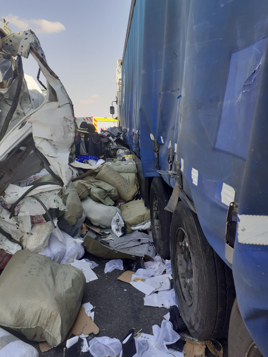 Accident mortal în Ialomița. O dubiță a intrat din plin într-un tir. O femeie a murit pe loc