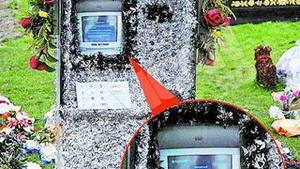 Cum a fost decorat mormantul unui hot care s-a spanzurat in puscarie! Bancomat din flori, in amintirea celor sparte