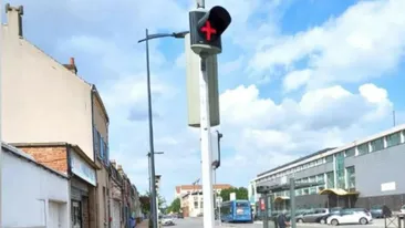 Crucea roșie de la semafor a stârnit confuzie printre șoferi. Care este explicația