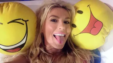 Imaginea care te lasa fara glas! Corina Bud s-a lasat pipaita de un alt barbat! Vezi ce a fost in stare sa faca vedeta!