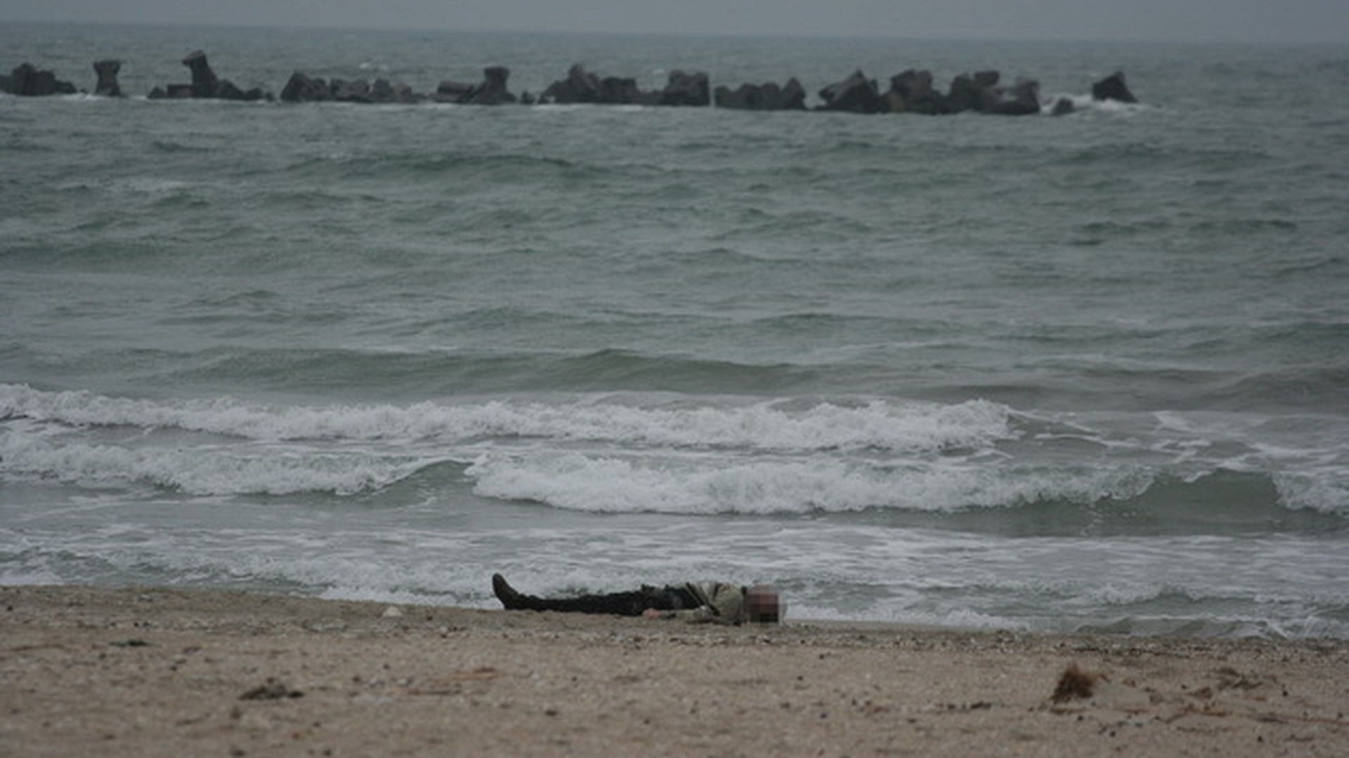Poliţistul de 27 de ani care s-a înecat la Eforie Nord a murit chiar de ziua logodnicei, cu care se afla la mare!