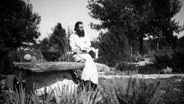 Imagini foarte rare au aparut pe internet! Ultimele doua poze cu Arsenie Boca, in ziua in care a fost inmormantat