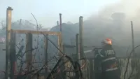 Incendiu puternic în Tulcea! Pompierii se luptă cu flăcările care au cuprins mai multe case