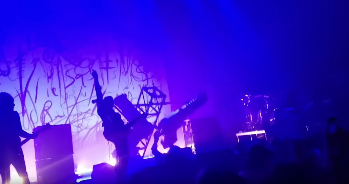 Marilyn Manson s-a prăbușit în timp ce concerta pe o scenă din Houston. Ulterior, o schelă metalică a căzut peste el