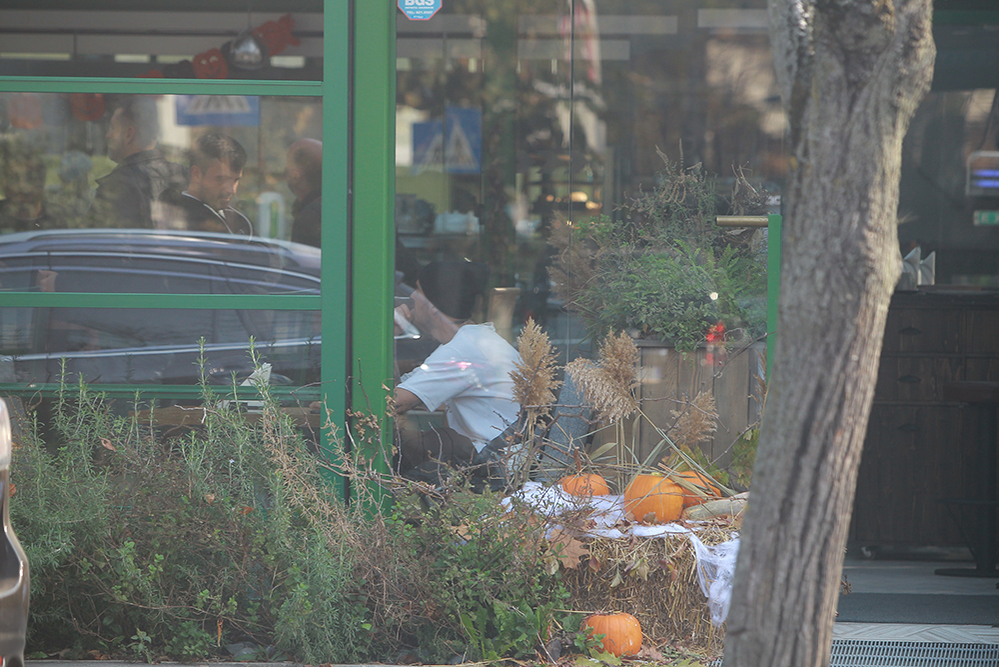 După ce a alimentat, Denis Alibec a luat și prânzul, tot în benzinărie