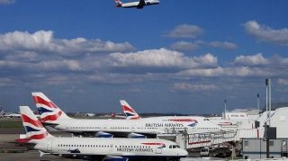 Aeroporturile Gatwick si Heathrow din Londra au fost redeschise partial
