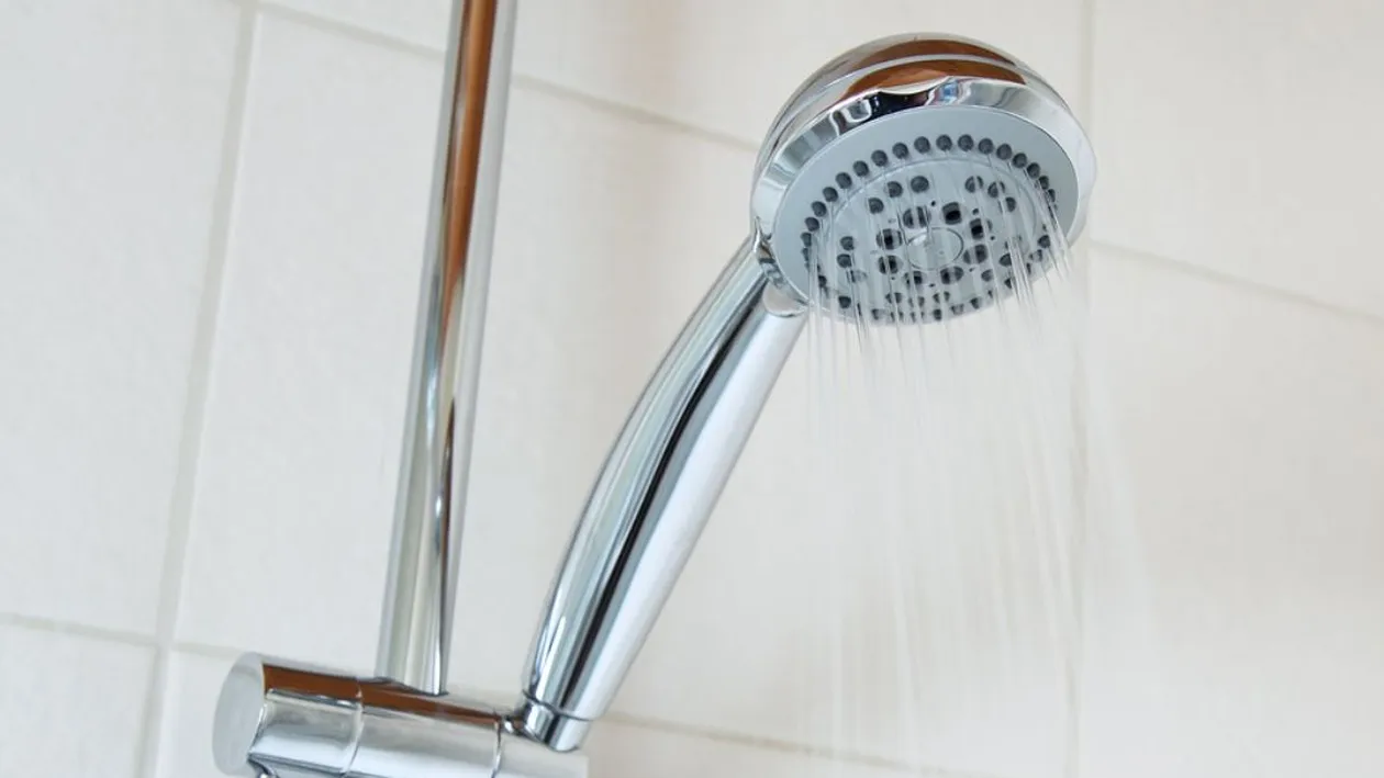 Oraşul în care oamenii sunt rugaţi să nu facă duș cu gura deschisă. Nu o să îţi vină să crezi care este motivul