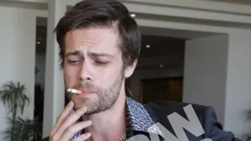 E fan Andra, dar si un excelent luptator MMA! Brad Pitt de Romania, incoltit de fane in Manhattan! Citeste senzationala poveste de viata a celei mai cunoscute sosii a actorului!