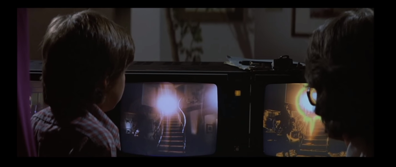 Scenă din filmul Poltergeist. Potrivit scenariului, cartierul în care locuiau protagoniștii fusese construit pe locul unui cimitir