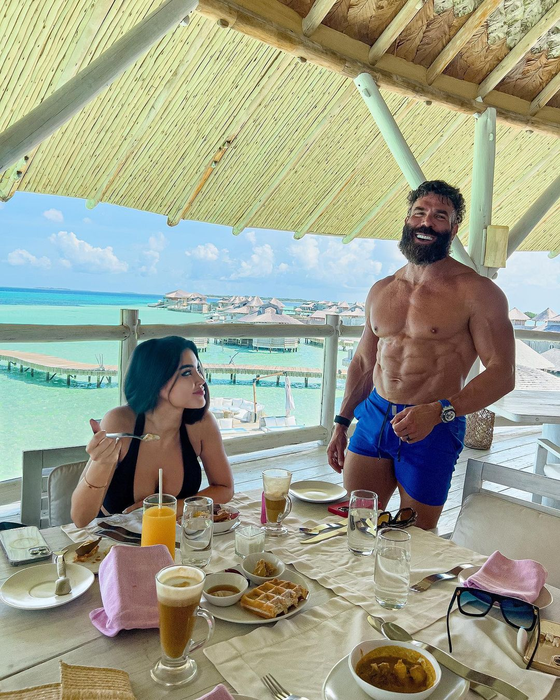 I s-a înfundat! Ce schemă ilegală de făcut bani ar folosi de fapt playboy-ul Dan Bilzerian, care a plătit mii de femei să se culce cu el