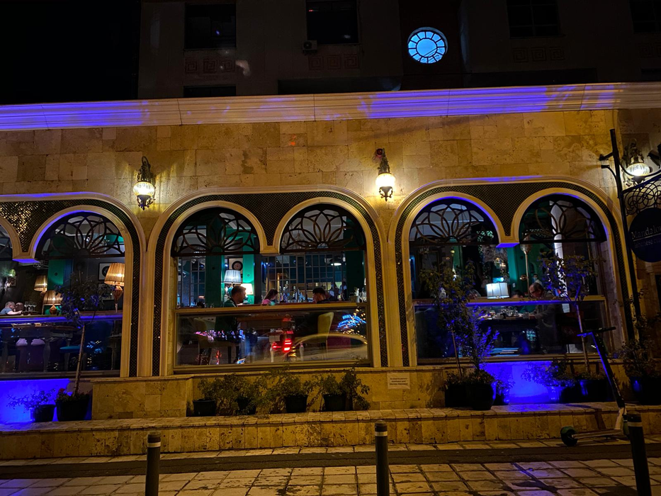 Oamenii stau liniștiți la masă în restaurantul Mandaloun din Capitală, deși ar trebui ca locația să fie închisă
