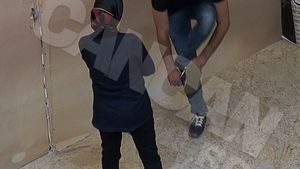 Filmat in timp ce se ruga in mall! Un barbat s-a descaltat printre amatorii de shopping si si-a facut nestingherit metaniile