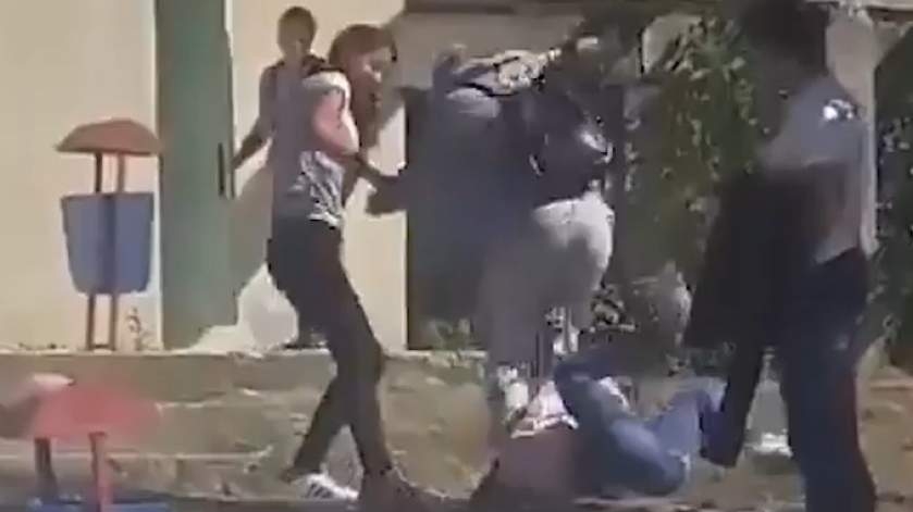 Anchetă la Vaslui, după ce două fete s-au bătut în curtea unui liceu. VIDEO