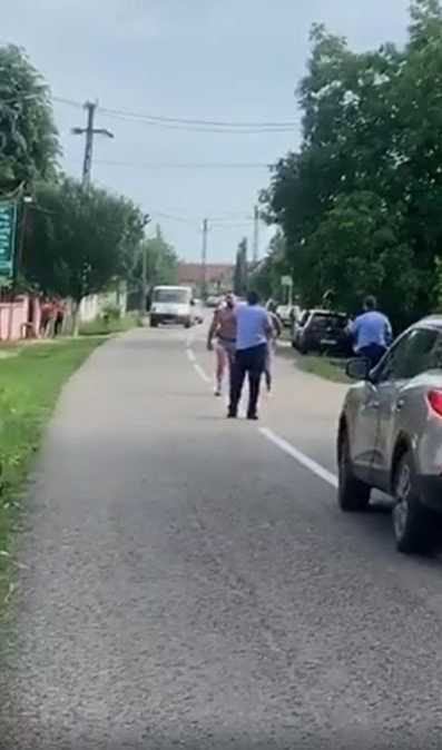 Scene șocante între polițiști și mai mulți bărbați în județul Gorj! Agenții au scos armele și au fost înjurați de scandalagii: “Vrei să te bat cu pistolul în mână?”
