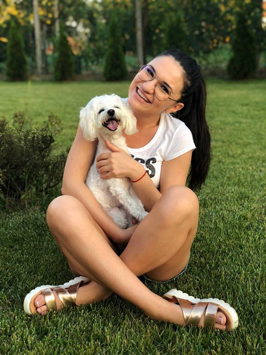 Drama unei cântărețe de la noi: „M-a lovit și m-a aruncat de pământ. A fost primul șoc care m-a marcat!”