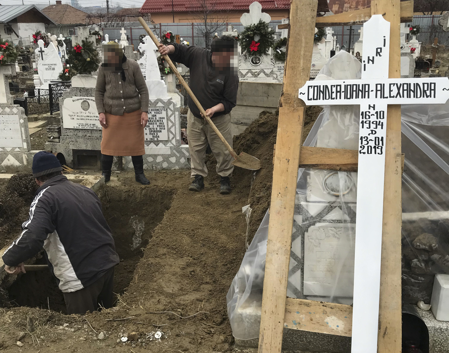 Groparii acoperă cu pământ groapa pe care au săpat-o în lateral