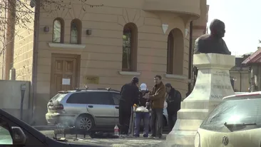 Au facut-o de oaie langa Cismigiu! Patru baieti cu foamea-n gat au incins gratarul in spatele statuii Papei Paul al II-lea!