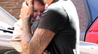 Uite ce mandru e David Beckham de fetita lui! A scos-o deja pe  Seven la cumparaturi alaturi de restul familiei!