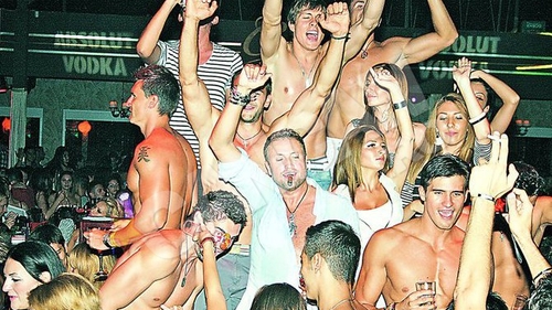 Bote si-a dezbracat modelele in club si le-a stropit cu sampanie! Show cu baieti goi si uzi!