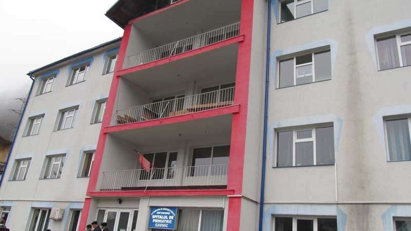 Imaginile neputinței din România. O femeie zace trântită pe jos într-un salon, dintr-un spital COVID, și nimeni nu intervine. FOTO